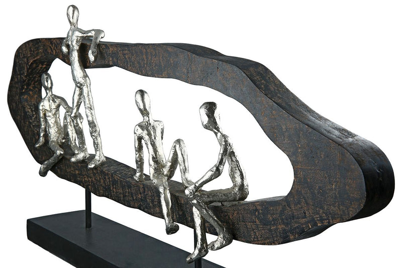 Sculpture "Hang Out" - expression of friendship and precious moments