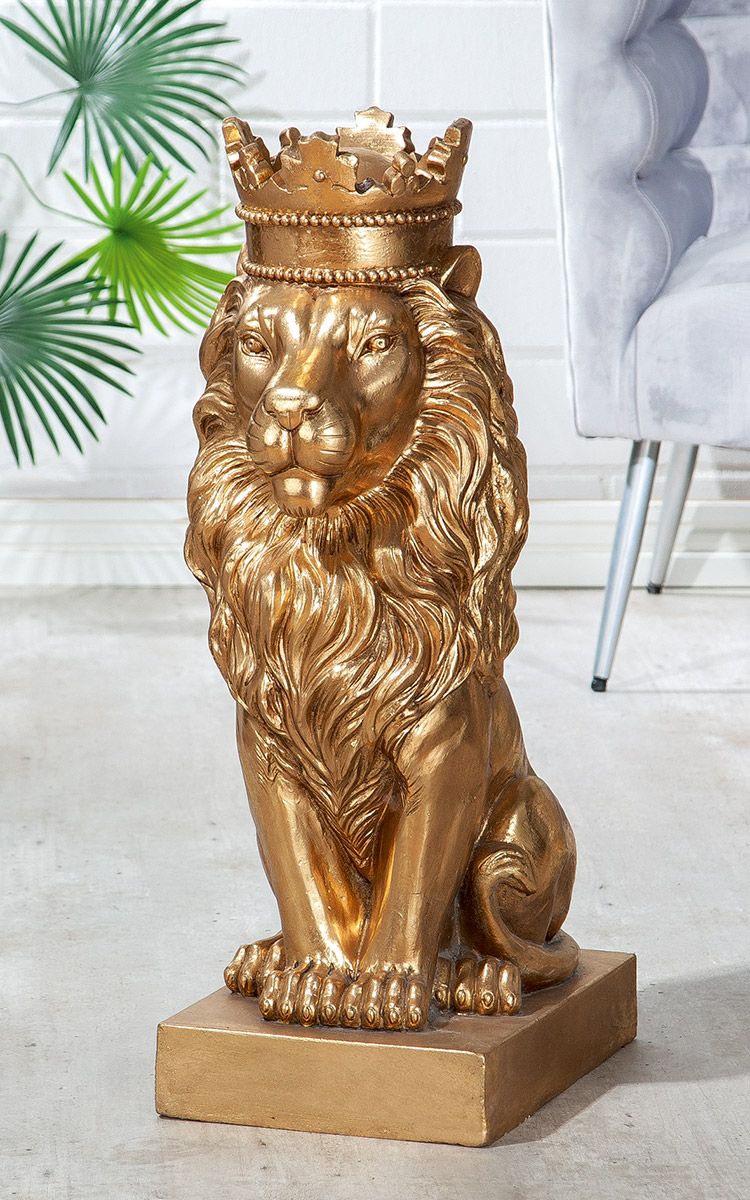 Majestic outdoor presence The handcrafted magnesia sculpture 'Lion' with crown 