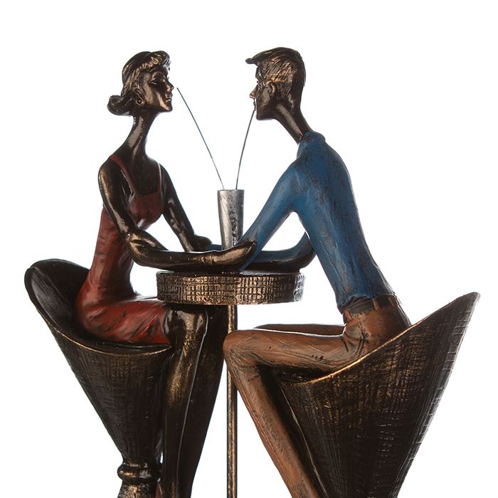 Decoratieve sculptuur figuren "MY LIFE" Liefdespaar aan tafel bronskleurige kleding kleurig op sokkel in houtlook bruin met spreukhanger