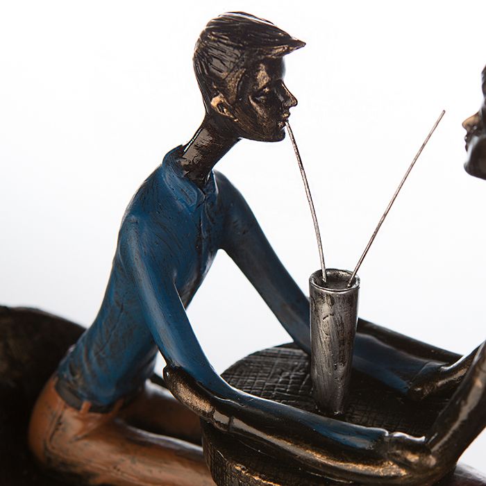 Decoratieve sculptuur figuren "MY LIFE" Liefdespaar aan tafel bronskleurige kleding kleurig op sokkel in houtlook bruin met spreukhanger