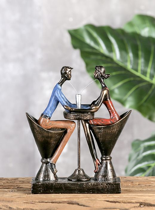Decoratieve sculptuur figuren "MY LIFE" Liefdespaar aan tafel bronskleurige kleding kleurig op sokkel in houtlook bruin met spreukhanger