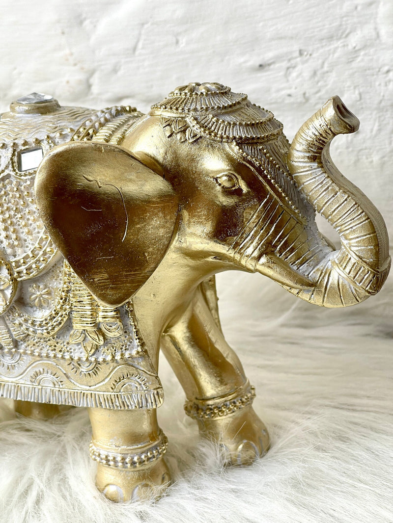 Olifant Ganesha Boeddha met bergkristallen in gouden feng shui-sculptuur