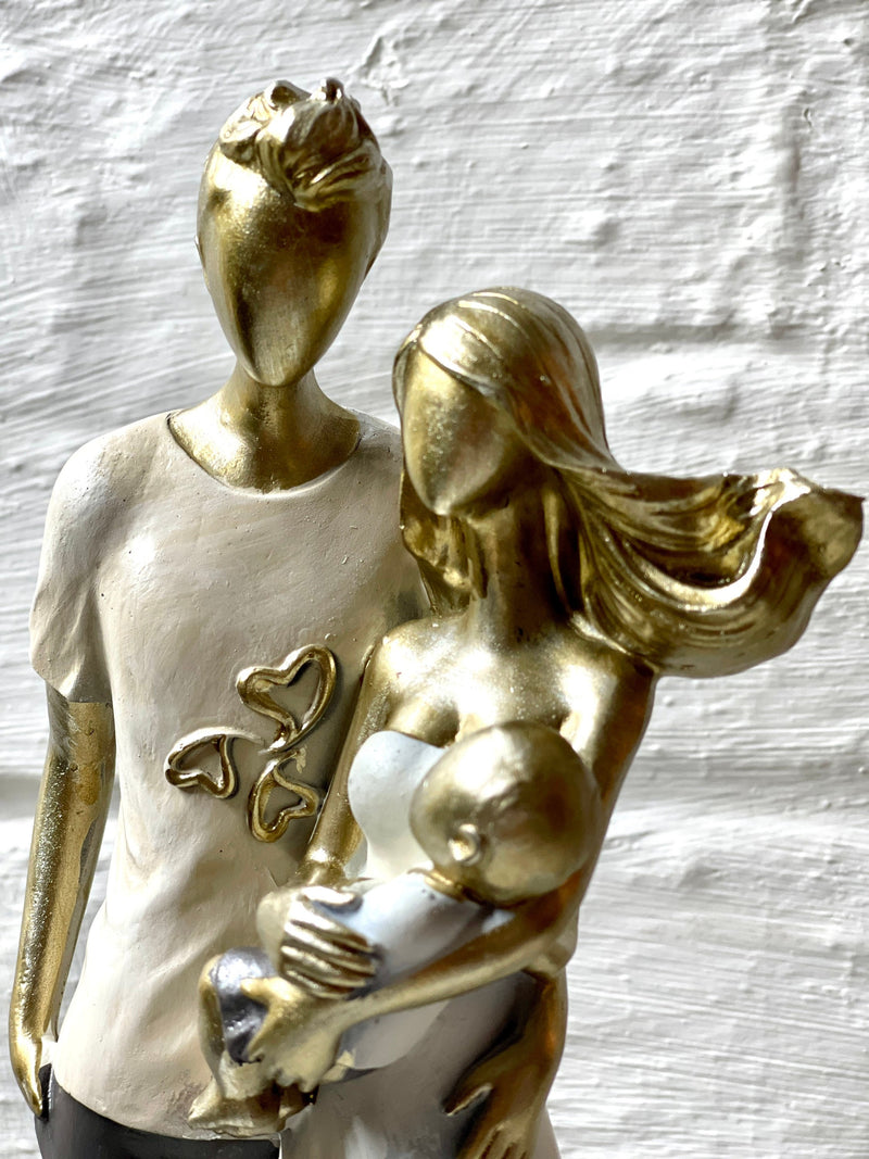 Handbemalte Dekofigur Familie mit Baby - einzigartige Kunststeinskulptur für Ihr Zuhause