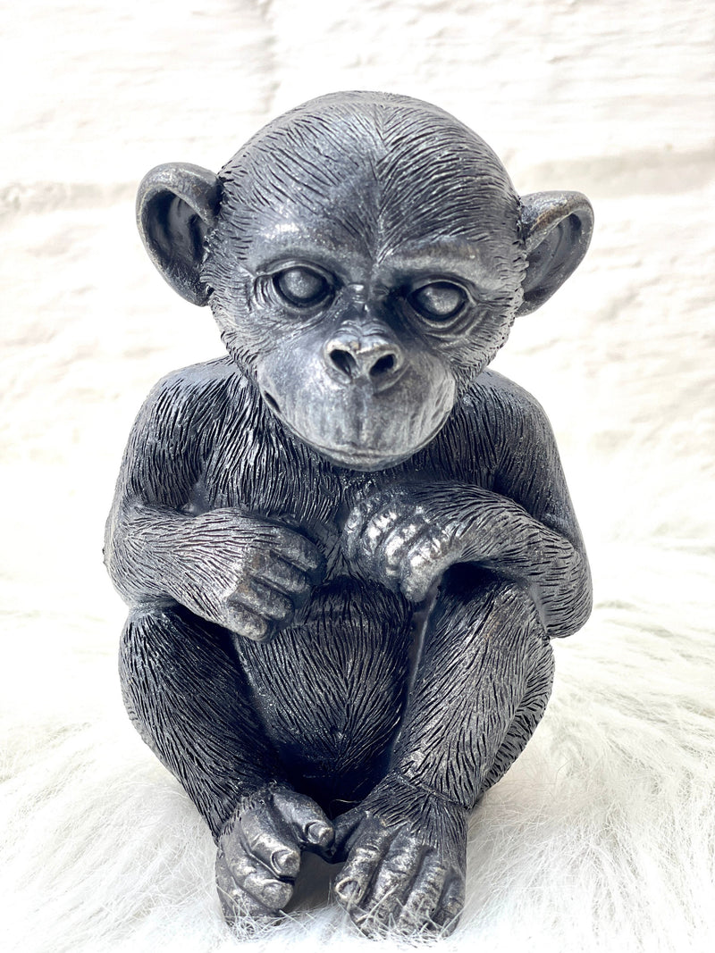 Sitzender Affe aus Polyresin in Schwarz Grau Dekoration