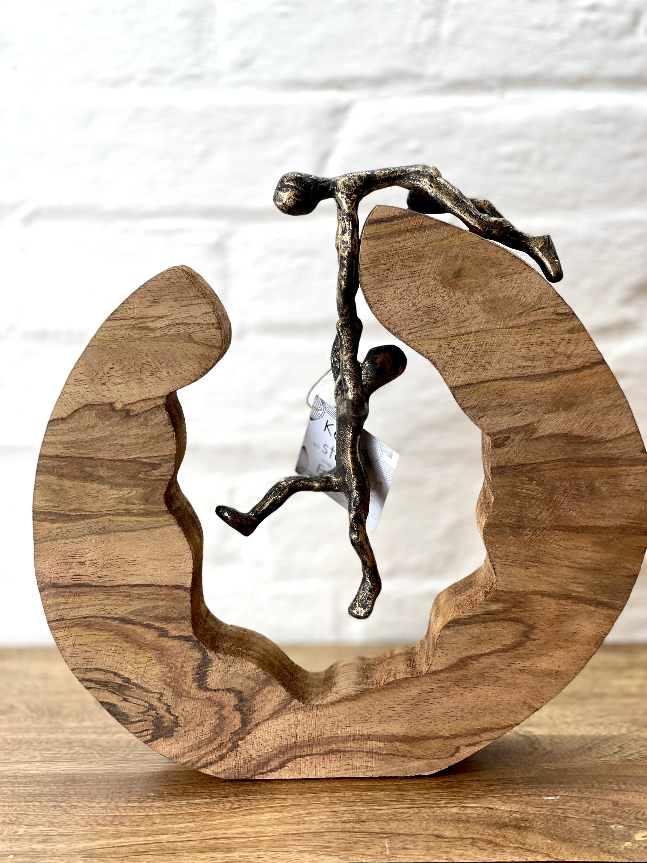 Bronskleurig beeld "Teamwork" van Gilde - symbool van samenwerking en vriendschap