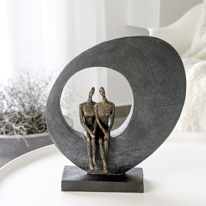 Skulptur „Side by side“ – Poly Pärchen, Bronzefarben, Grauer Stein, Schwarze Basis, 33x30x10 cm, mit Spruchanhänger