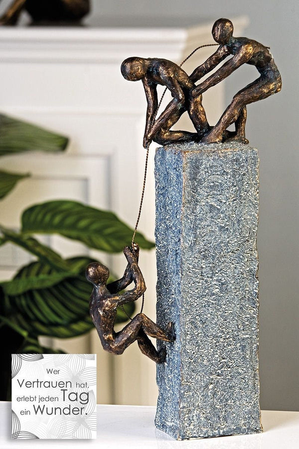 Skulptur "Zieh mich Hoch" in Bronzefarben auf Grauem Stein Ein Ausdruck Gemeinsamer Ziele und Vertrauen, handgefertigt