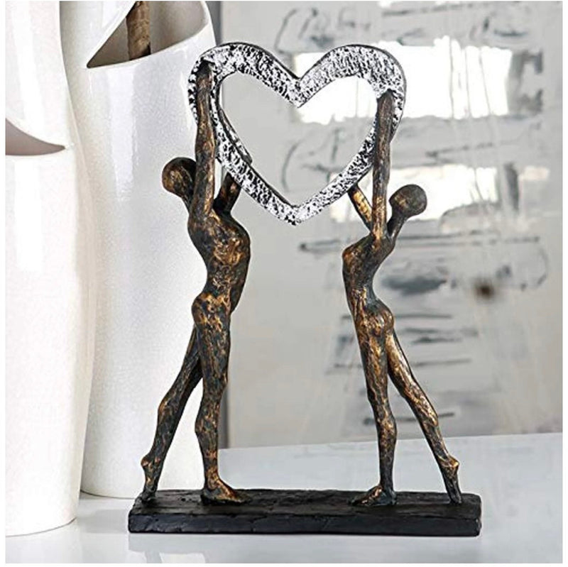 LOVE ME Skulptur - Bronzefarbene Figur mit Silberfarbenem Herz