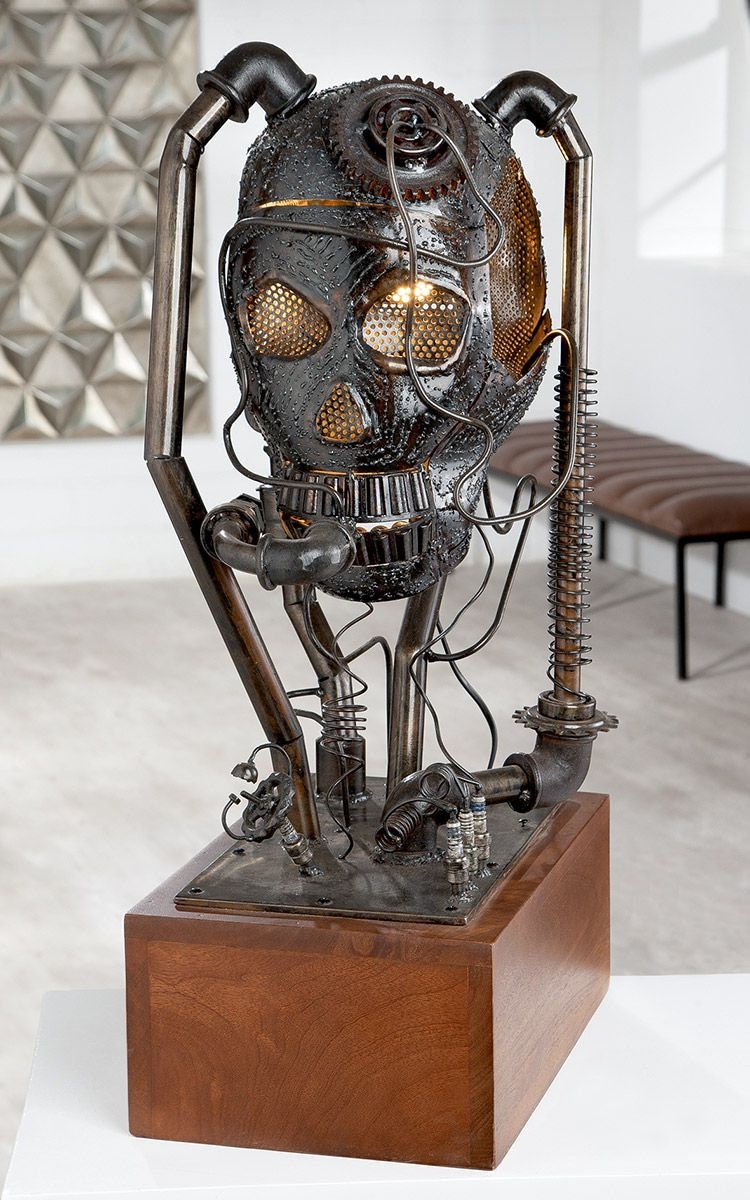 Metall Tischlampe " CYBERPUNK " Handgefertigt  antik silberfarben auf brauner Holzbase Höhe 72cm
