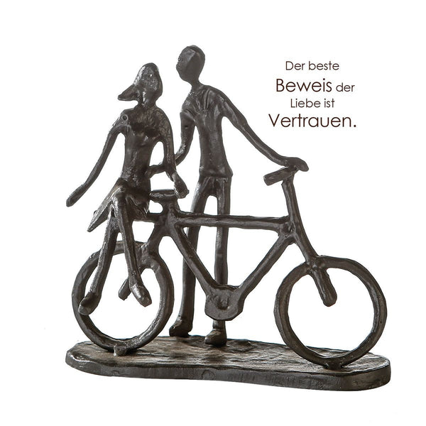 Skulptur "Vertrauen" Fahrrad Pärchen Figur Dekofigur 15cm Breit aus Eisen brüniert Geschenkidee für jeden Romantiker mit Spruchanhänger