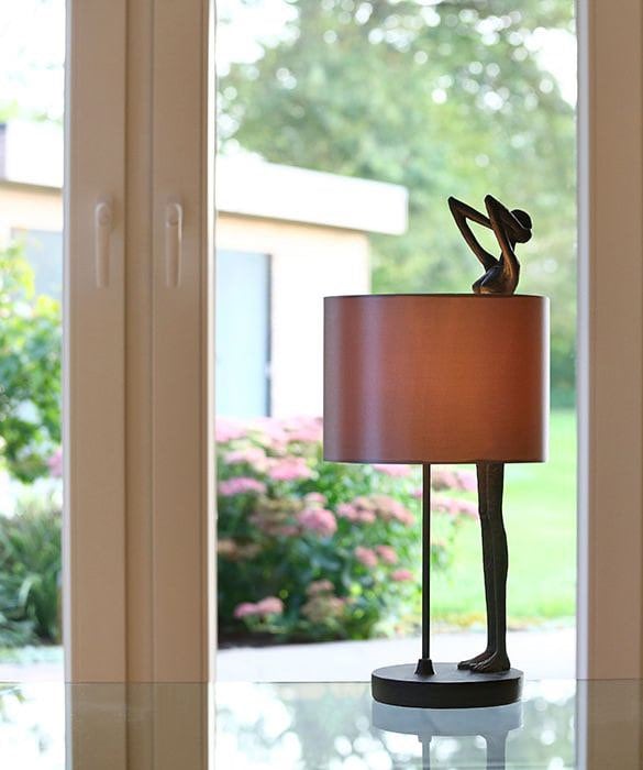 Tischlampe Lady schwarz Lampenschirm weiß aus Kunstharz Frauenkörper