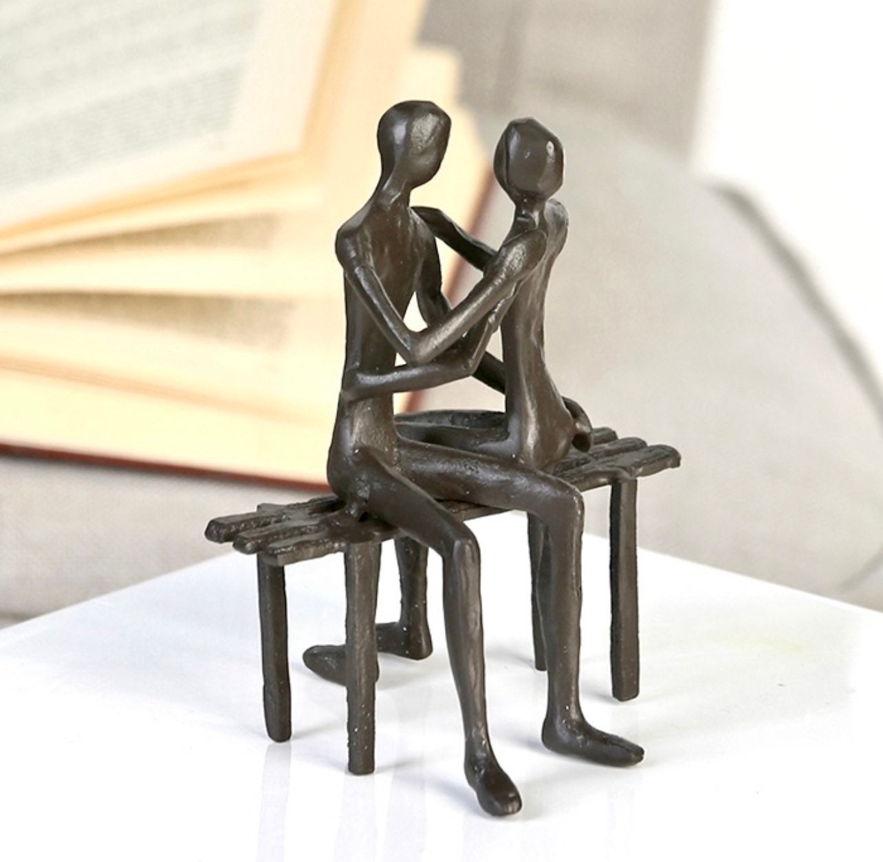 Geschenkidee für Romantiker: Gilde Design Skulptur "Liebesbank" aus Eisen mit Träumendem Pärchen und Spruchanhänger