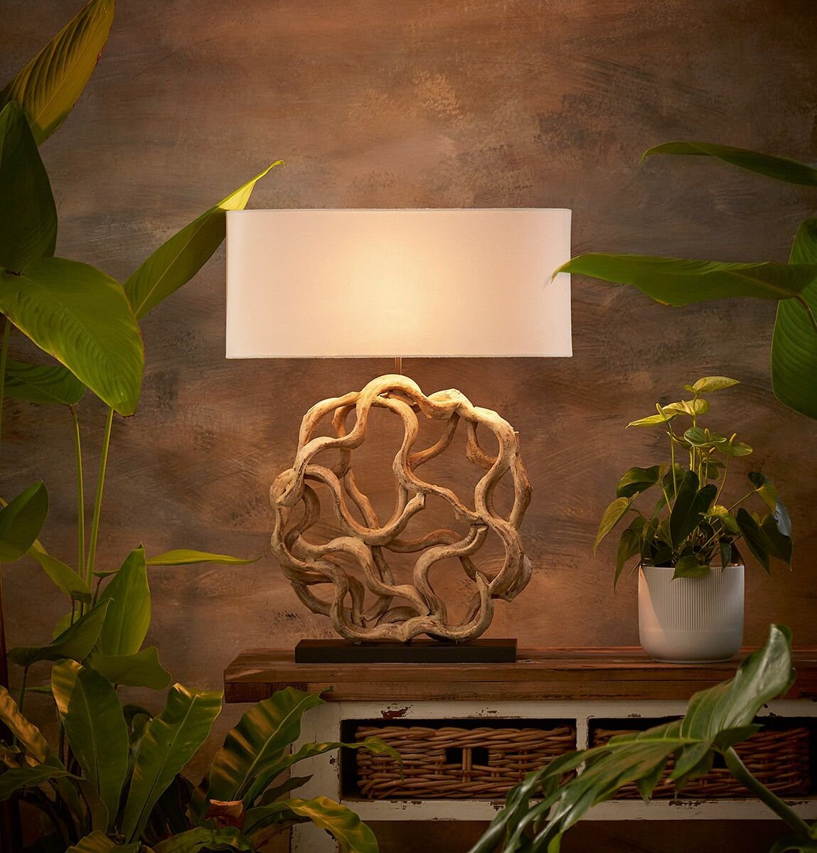 Handgefertigte "Circle of Roots" Lampe - Ein Kunstwerk aus Licht und Holz von Gilde