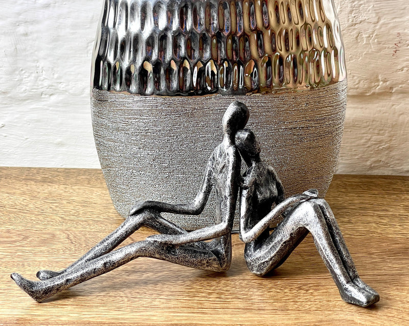 Exclusive Skulptur Dream Träumendes Liebes Paar aus Eisen silberfarben antik finish mit Spruchanhänger Liebe macht träume wahr