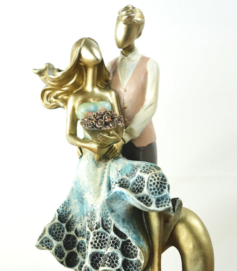 Moderne Skulptur Deko Figur Liebespaar auf Sockel Mehrfarbig Höhe 27 cm Romantiker Verlobte Geschenkidee