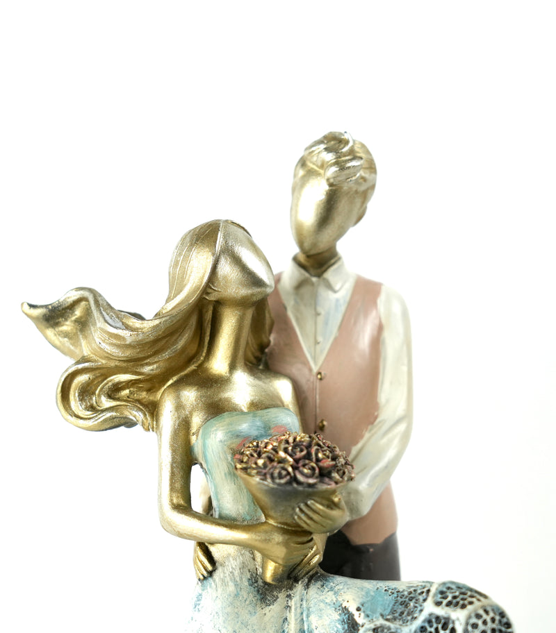 Moderne Skulptur Deko Figur Liebespaar auf Sockel Mehrfarbig Höhe 27 cm Romantiker Verlobte Geschenkidee